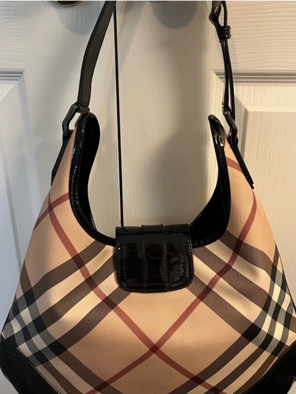 Burberry Beige Plaid Shoulder Bag with Black Trim - Picture 2 of 5
